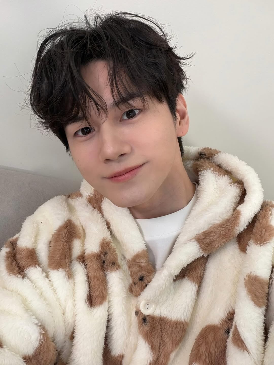 옹성우, 유명 여아이돌 남친되더니…나이 안 믿기는 '곰돌이 잠옷' 착장