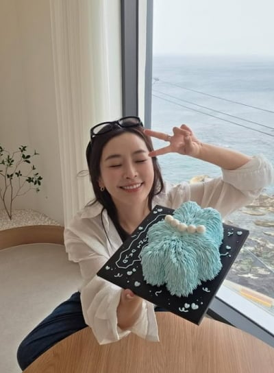 활동중단 알린 정유미, '♥강타' 열애 6개월 차에 드디어…'사랑해요' 눈길