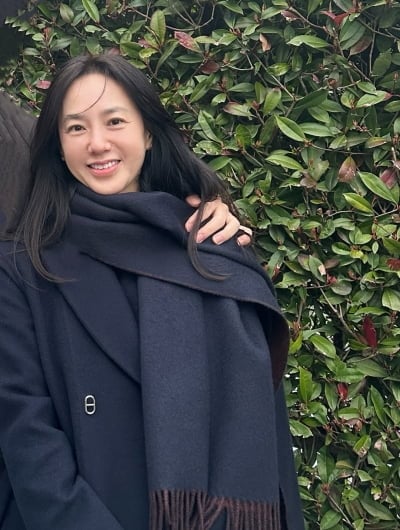 '♥재력가' 사로잡은 박주미, 드디어 남편 공개했다…꽃샘추위 녹이는 미모