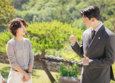 '약한영웅' 4년 만에 아이유♥변우석 손잡았다…'대군 부부' 버금가는 보좌관 케미 ('대군부인')