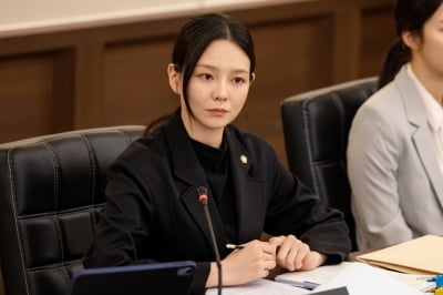 이솜, 대형 로펌 변호사 됐다…"승소만 바라보는 이성적인 인물" ('신이랑')