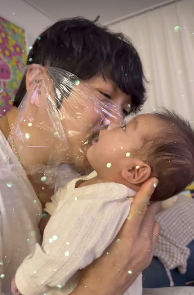 KCM, 셋째 뽀뽀 위해 비닐까지 뒤집어썼다…과몰입 육아 근황 "숨이 차도 행복"