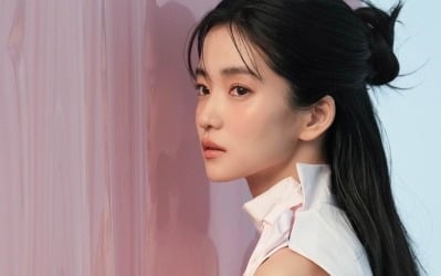 김태리, 10년 만에 기쁜 소식 알렸다더니…화보까지 접수했다 '팔색조 면모' 눈길