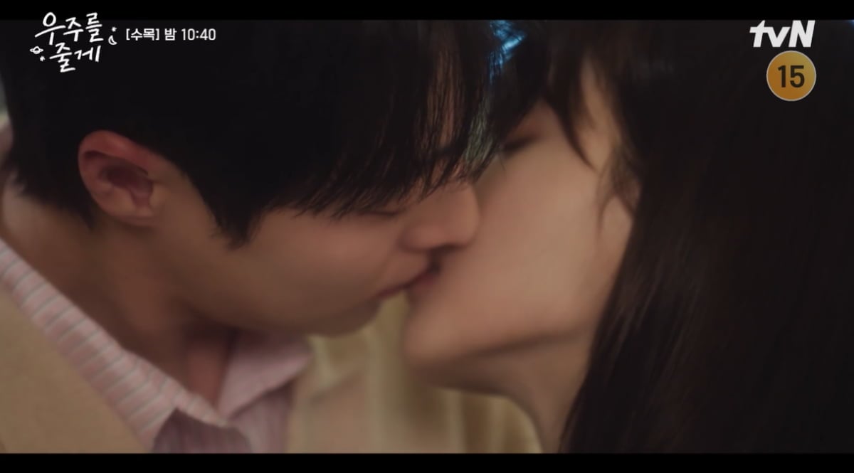 서브 남주 몰아주기 논란 불거졌는데…노정의♥배인혁, 끝내 파격 키스신 ('우주를')[종합]