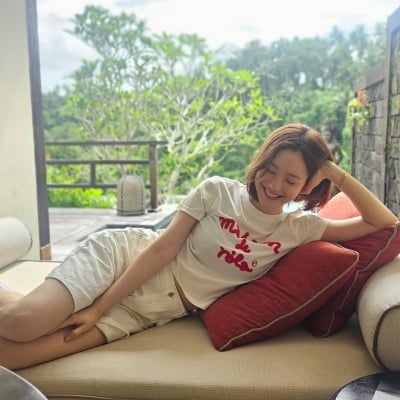 '40세' 문채원, 소파 위에 누워 아찔한 각도…짧은 바지 입고 다리 자랑