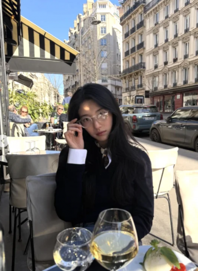 수지, 파리 빛내는 국위선양 미모…에펠탑 한손에 '꼬옥'