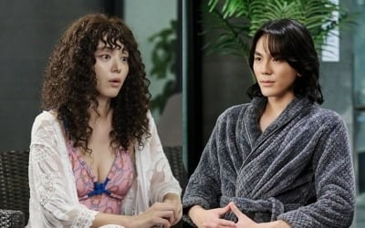 유명 여배우 母, 딸 연인과 만났다…가슴골 드러낸 수영복 자태, 묘한 분위기 ('닥터신')