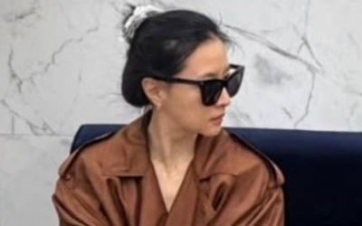 이영애, 안 그래도 동안인데 올빽머리로 한껏 올라간 얼굴…55세에도 뼈말라