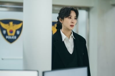 슈트만 입으면 대박 터진다는 유명 여배우…이나영·정은채 손잡고 또 인생작 경신 ('아너")