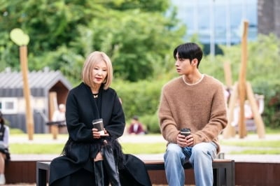 '치매 의심' 이미숙, 황혼 ♥로맨스 터졌다…50년 만에 재회했다더니 본격 러브라인 ('찬너계')