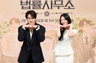 '장원영 소속사' 유연석, 전직 아이돌에 빙의됐다…"아이브 멤버들과 엔딩 포즈 연구" ('신이랑')