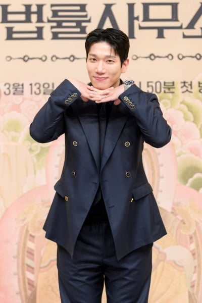 30대 유명 남배우, 공식석상서 저격당했다…"그렇게 발언할 줄은 상상도 못해" ('신이랑')