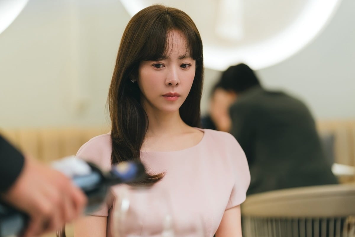 박성훈과 이기택을 두고 고민하는 한지민 / 사진제공=SLL