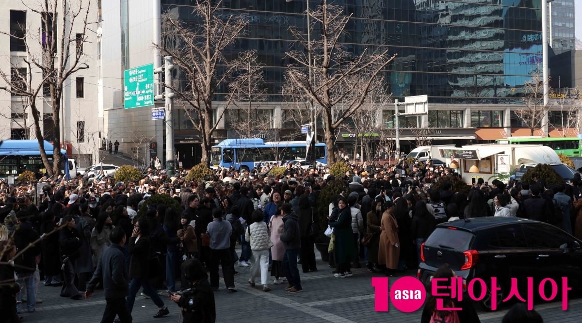 '왕사남 1200만' 장항준 감독, 광화문 일대 마비...관객과 사는 남자[TEN포토+]