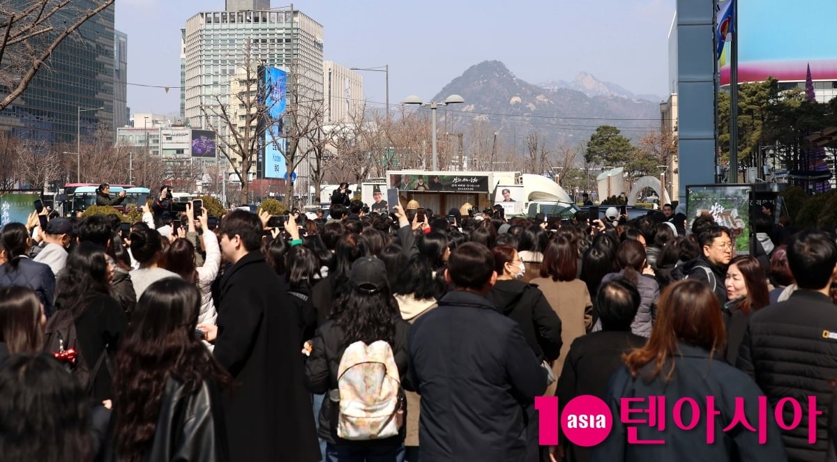 '왕사남 1200만' 장항준 감독, 광화문 일대 마비...관객과 사는 남자[TEN포토+]