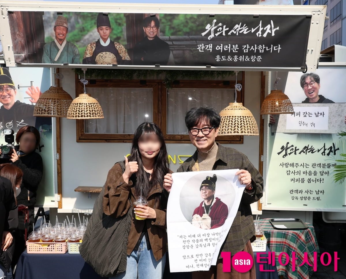 '왕사남 1200만' 장항준 감독, 광화문 일대 마비...관객과 사는 남자[TEN포토+]