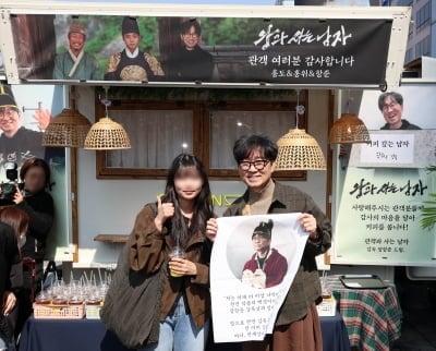 '왕사남 1200만' 장항준 감독, 광화문 일대 마비...관객과 사는 남자[TEN포토+]