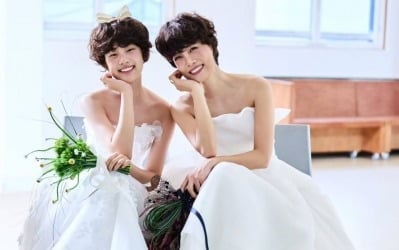 유선, 50세에 새 웨딩화보인가 했더니…쌍둥이 동생 같은 12살 딸 "기억하고파"