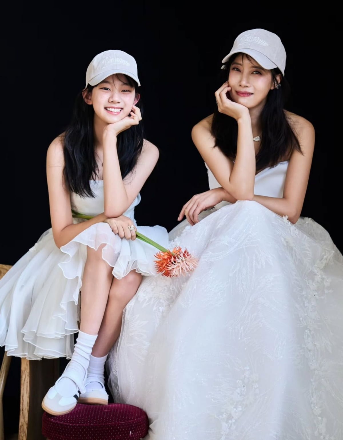 유선, 50세에 새 웨딩화보인가 했더니…쌍둥이 동생 같은 12살 딸 "기억하고파"