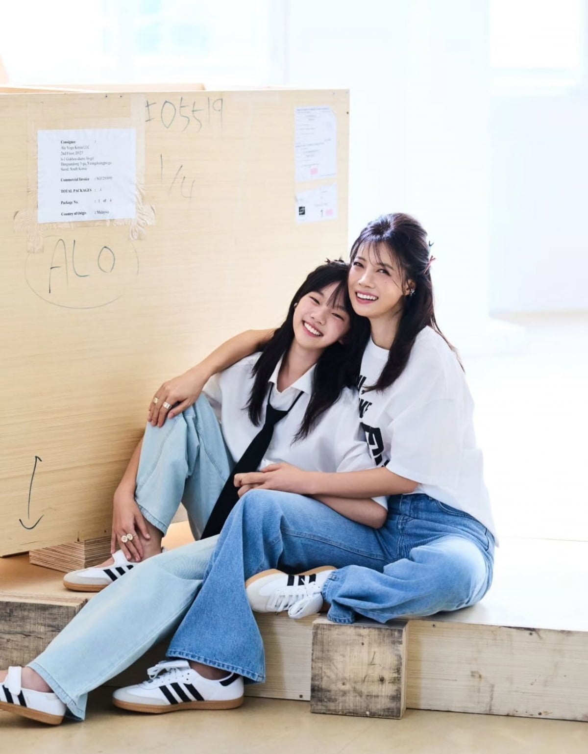 유선, 50세에 새 웨딩화보인가 했더니…쌍둥이 동생 같은 12살 딸 "기억하고파"