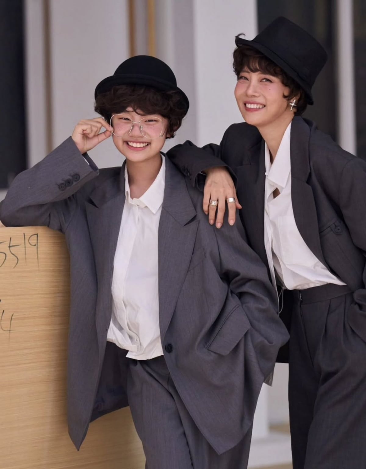 유선, 50세에 새 웨딩화보인가 했더니…쌍둥이 동생 같은 12살 딸 "기억하고파"