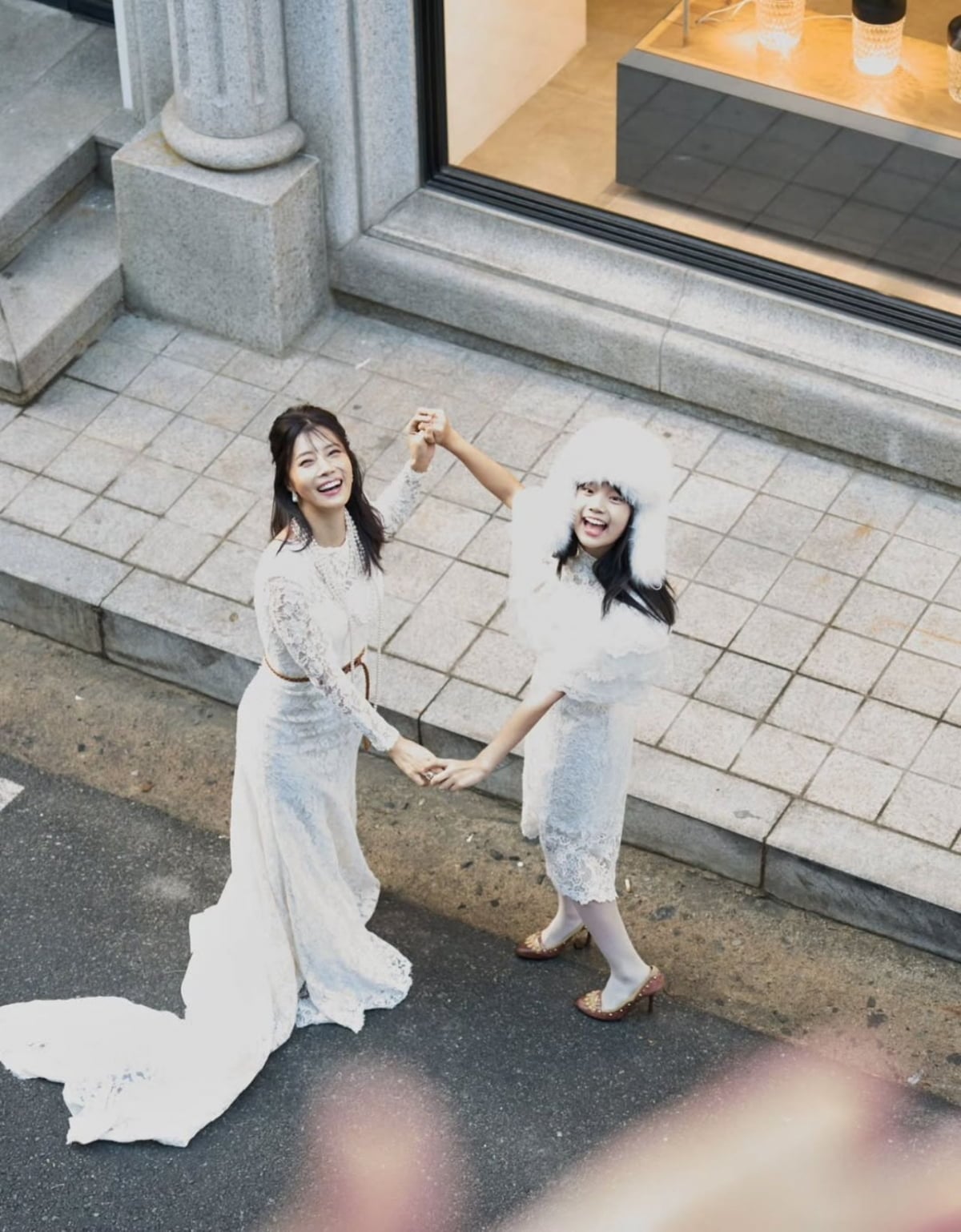 유선, 50세에 새 웨딩화보인가 했더니…쌍둥이 동생 같은 12살 딸 "기억하고파"