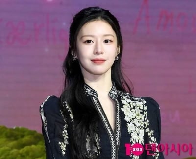 '동갑내기' 제니와 비교되네…고윤정, 명품쇼 퇴근길 담요 패션에 "프로답지 않아" [TEN스타필드]