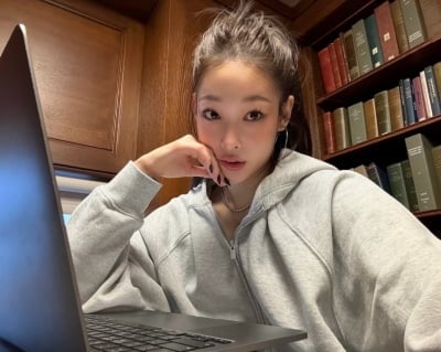 '신세계家' 애니, 美명문대 생활 근황 했다…후드티 입은 '캠퍼스 여신'