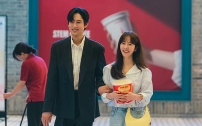한지민, 드디어 ♥데이트 포착됐다…영화관서 대놓고 핑크빛, 설레는 스킨십까지 ('미혼남녀')