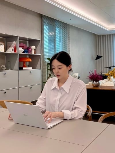 '70억 CEO' 김소영, 곧 출산인데 집에서도 '열일'…노트북 못 놓는 '워커홀릭'