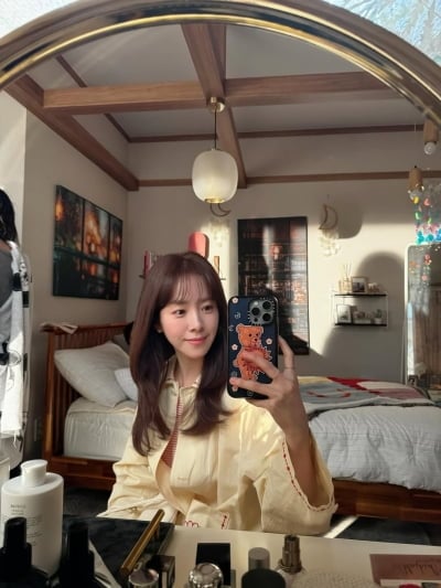 '10살 연하♥' 한지민,얼핏 보고 20살인 줄…햇살 아래 빛나는 '첫사랑 비주얼'