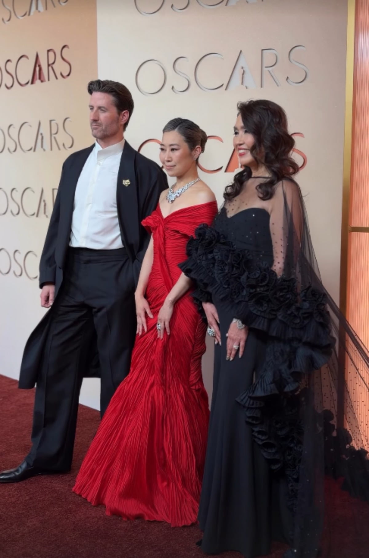 메기 강 감독(가운데). / 사진=아카데미 SNS