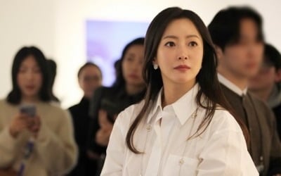 '락산家 며느리' 김희선, 뜻밖의 근황 포착됐다…직접 장미꽃 이벤트, "선물 되는 시간"