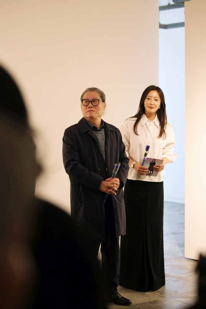 '락산家 며느리' 김희선, 뜻밖의 근황 포착됐다…직접 장미꽃 이벤트, "선물 되는 시간" 