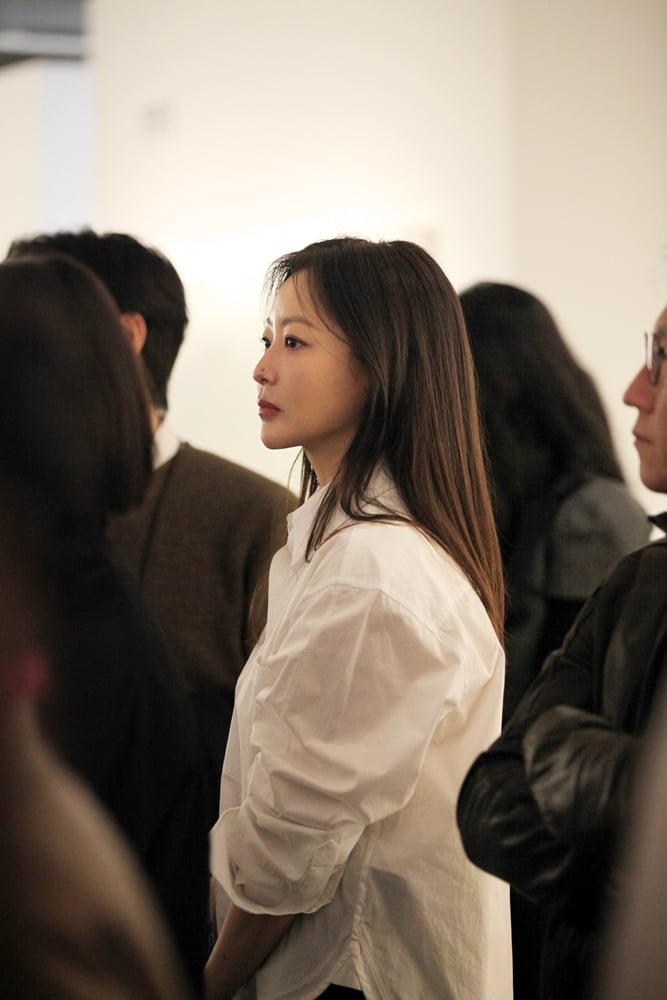 '락산家 며느리' 김희선, 뜻밖의 근황 포착됐다…직접 장미꽃 이벤트, "선물 되는 시간" 