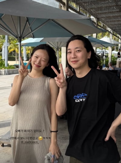 '윤수영♥' 김지영, 베트남에서 넉살과 단란하게…D라인 뽐내며 손가락 브이