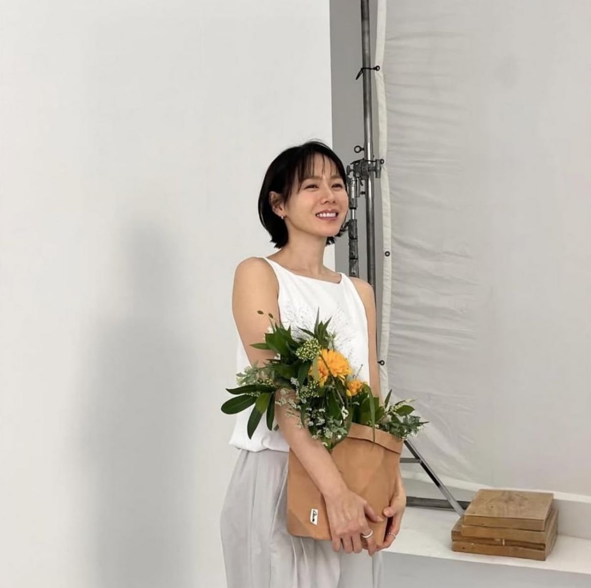 손예진, 치마가 '헐렁' 흘러내릴 듯…한줌 허리