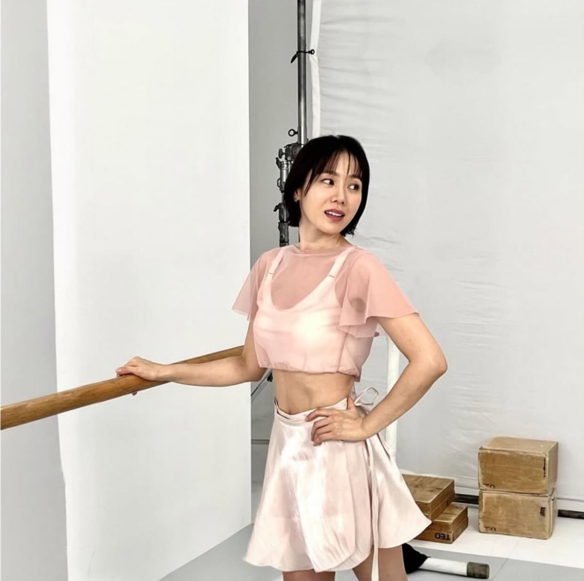 손예진, 치마가 '헐렁' 흘러내릴 듯…한줌 허리