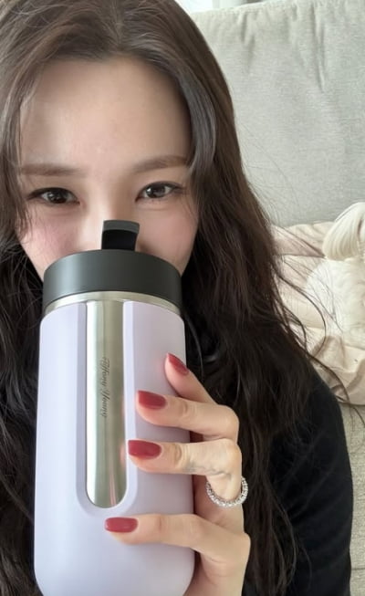 혼인신고 마친 '변요한♥' 티파니영, 집에서 착용한 '네 번째 손가락 반지' 포착