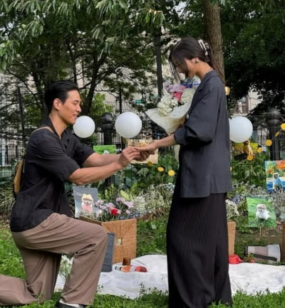 '아카데미상' 이재, 공식 석상에 ♥예비신랑 데려와 '반지 자랑'…당당한 행보