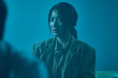 김혜윤, 끝내 충격에 휩싸인 모습 포착됐다…13년 만에 처음으로 공포영화 도전 ('살목지')