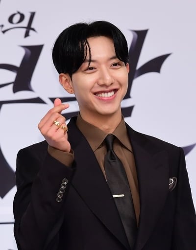 씨엔블루 이정신, 예상치 못한 소식 전해졌다…17년 차에 기후 환경 위해 도슨트 활약