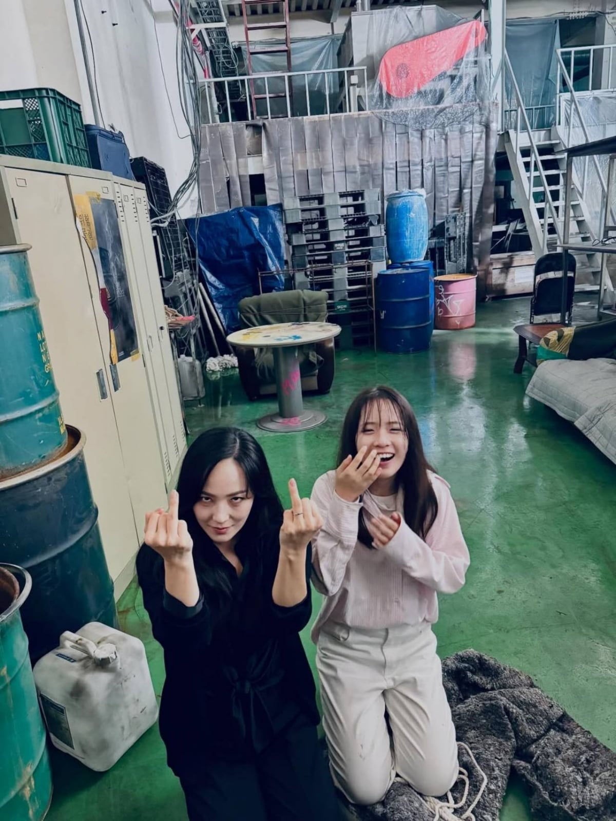 유진, 심장 철렁할 '손가락 포즈'…착각 부른 반전 한 컷