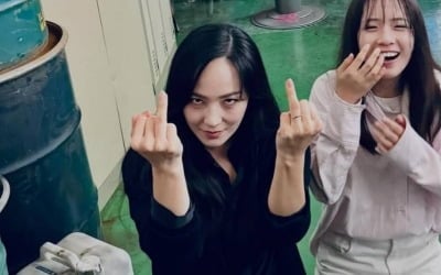 유진, 심장 철렁할 '손가락 포즈'…착각 부른 반전 한 컷