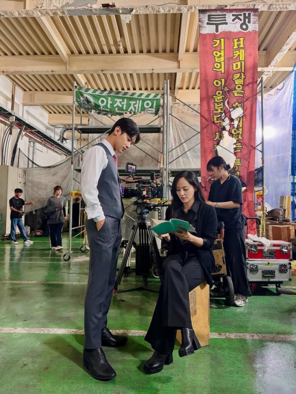 유진, 심장 철렁할 '손가락 포즈'…착각 부른 반전 한 컷