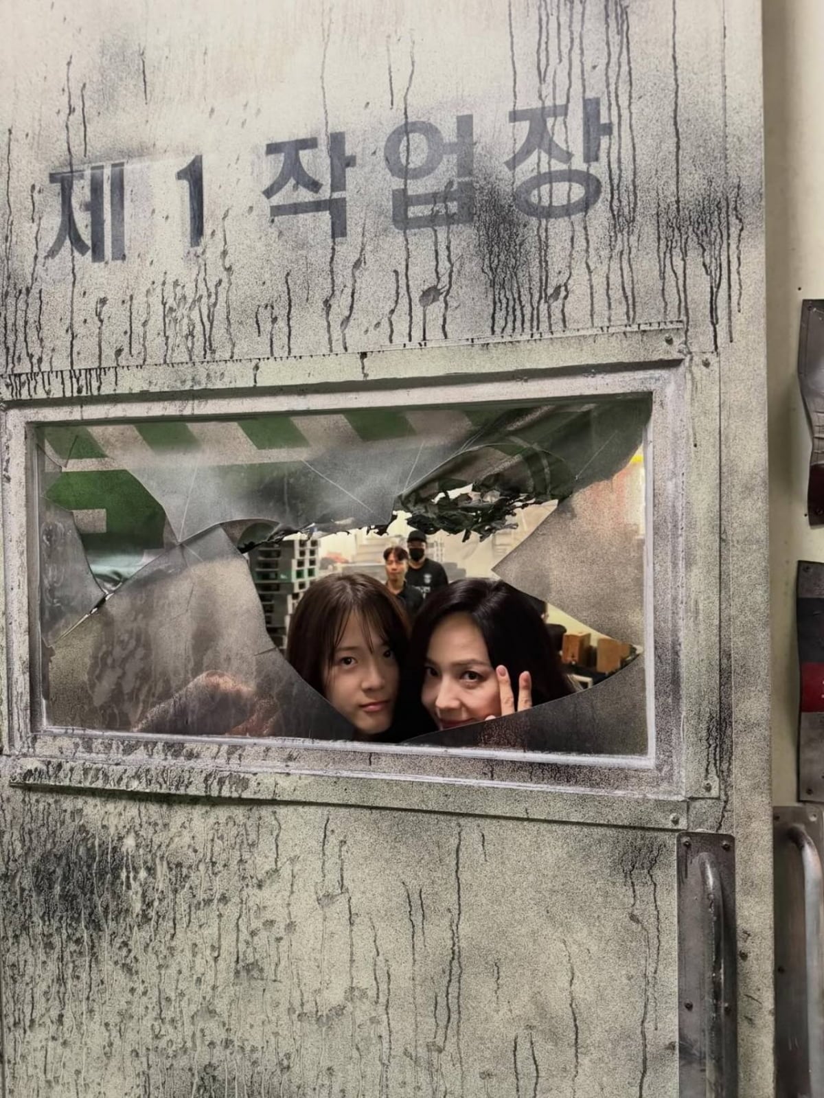 유진, 심장 철렁할 '손가락 포즈'…착각 부른 반전 한 컷