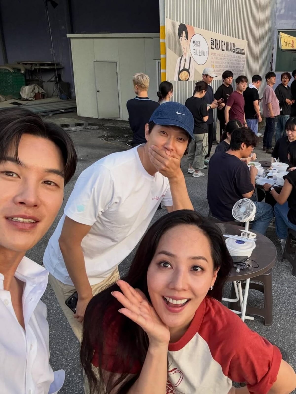 유진, 심장 철렁할 '손가락 포즈'…착각 부른 반전 한 컷