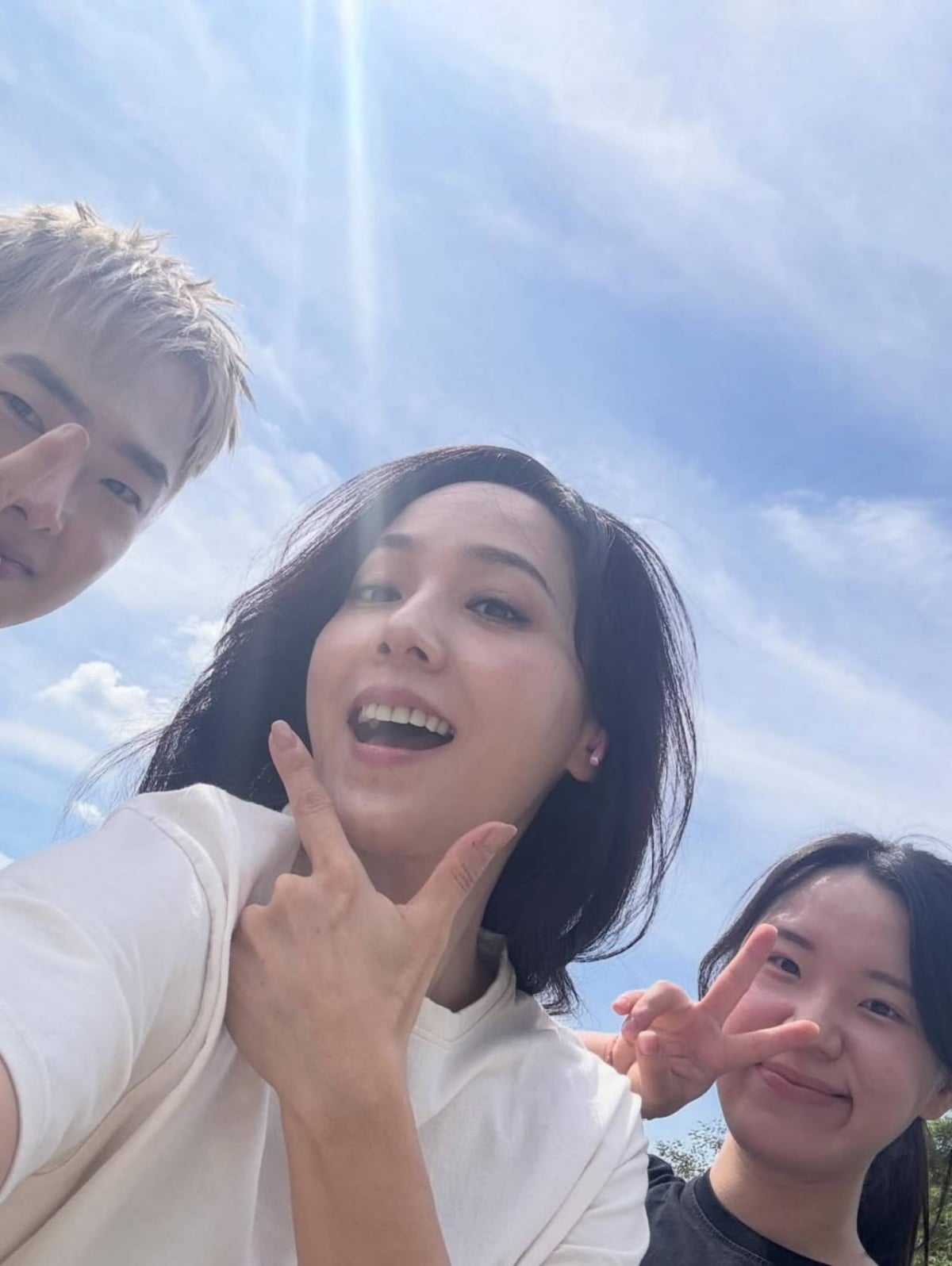 유진, 심장 철렁할 '손가락 포즈'…착각 부른 반전 한 컷