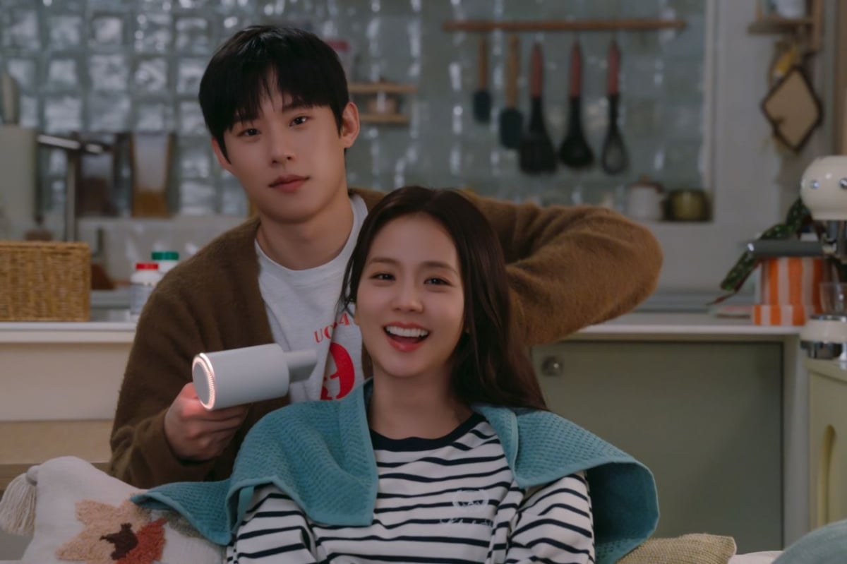 지수, 논란의 연기력이 오히려 더 화제…결국 화제성 1위 찍었다('월간남친')