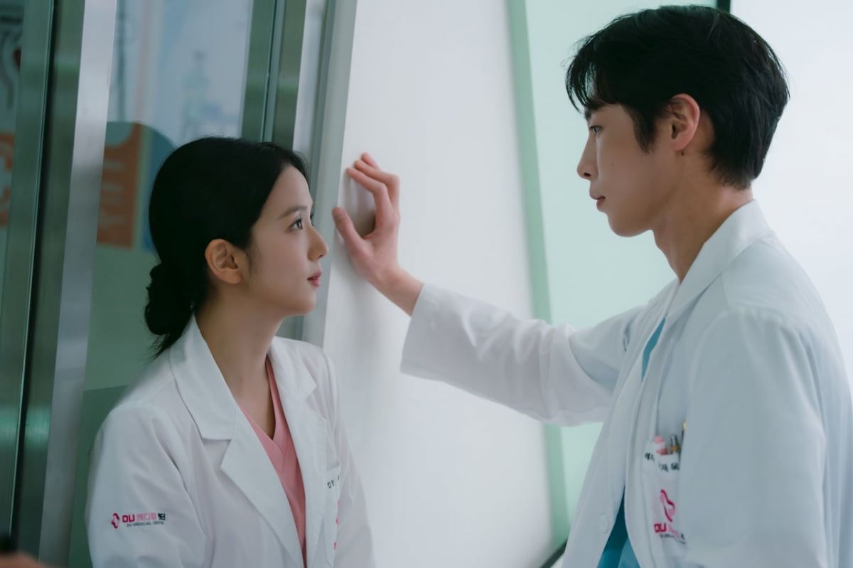 지수, 논란의 연기력이 오히려 더 화제…결국 화제성 1위 찍었다('월간남친')